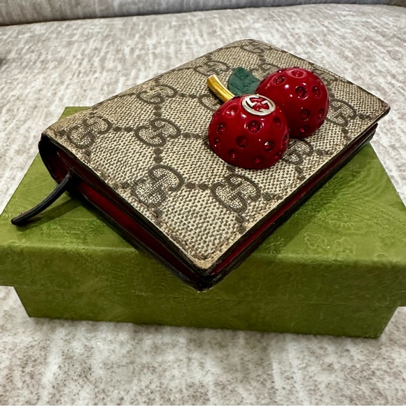 ✨💎GUCCI💎✨ Rare GG Supreme Canvas Cherry Wallet with Box - Picture 12 of 13